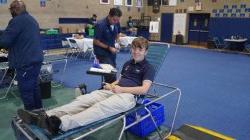 献血者超过了Stepinac高中秋季社区献血活动的目标，以帮助满足迫切的血液需求<br/><br/>